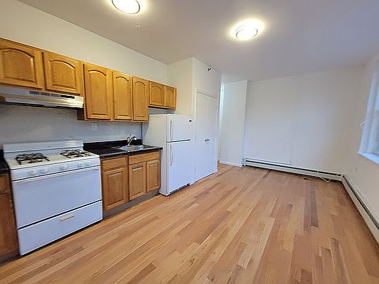 4th image of 677 Lincoln Pl APT 1A