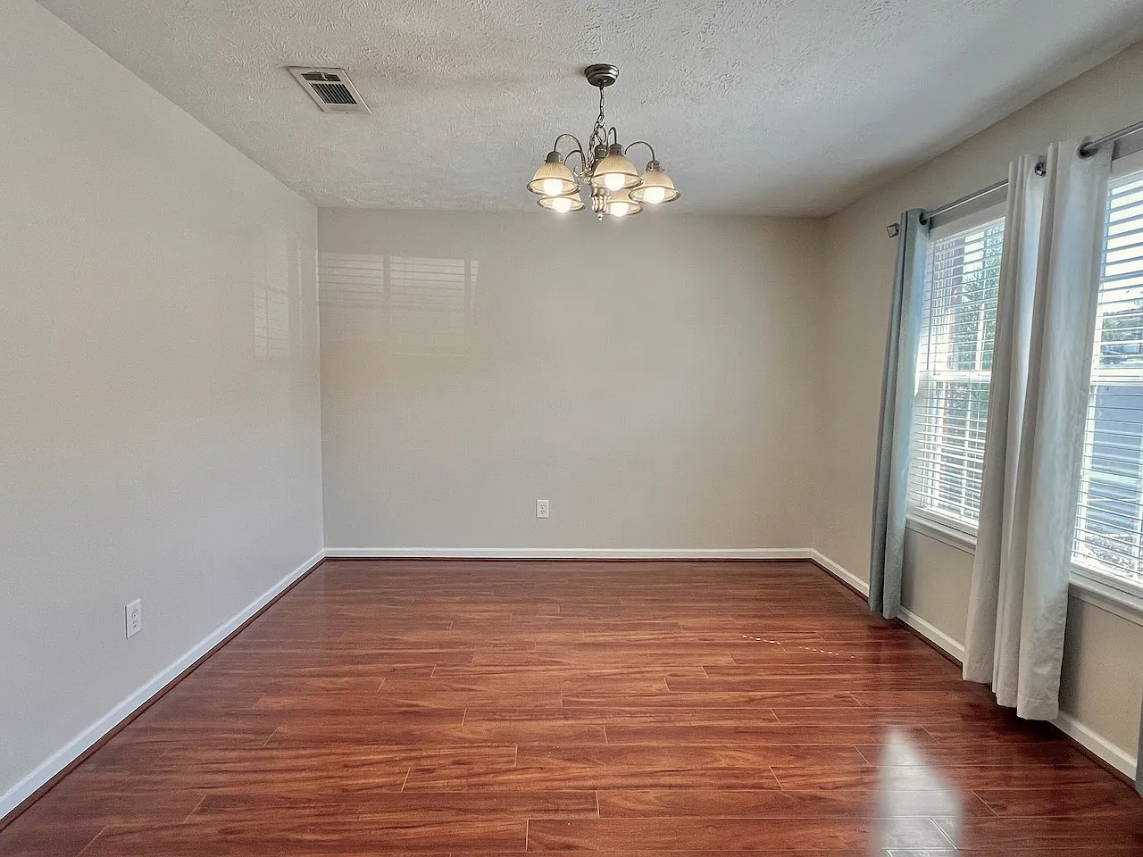 2 bed, 2.5 bath, 1348 sqft, $1,640 — Photo 2