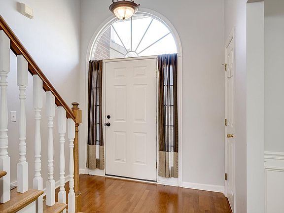 4th image of 323 Country Glen Avenue