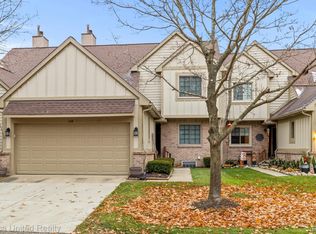 746 Red Maple Ln, Wixom, MI 48393