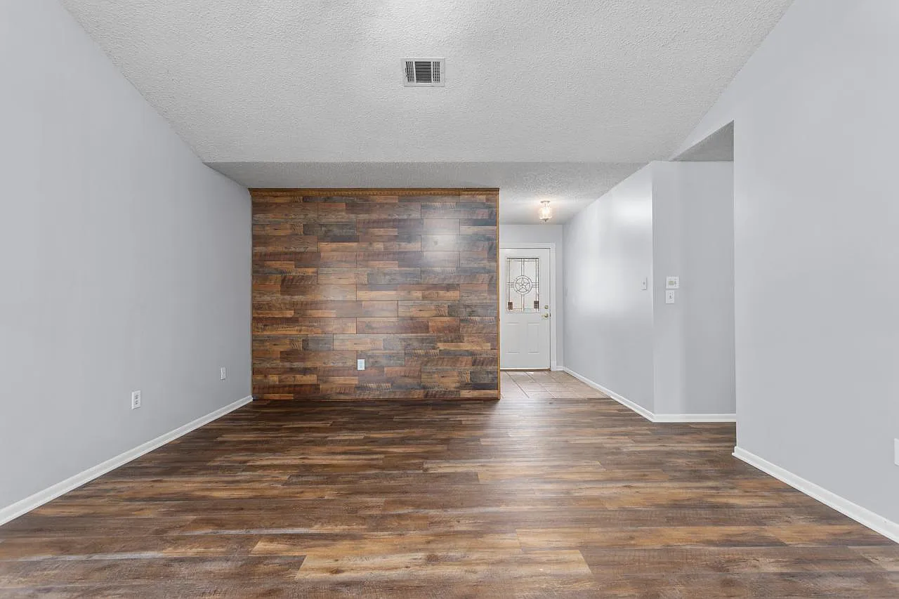3 bed, 1353 sqft, $1,600 — Photo 2
