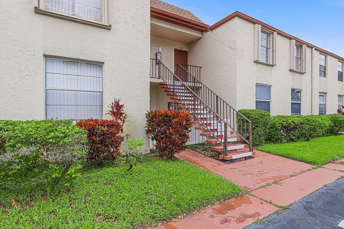 2 bed, 2.0 bath, 1005 sqft, $1,700 — Photo 2