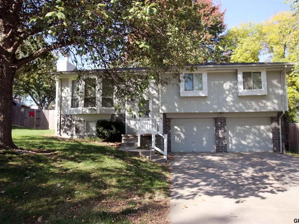 2104 Glenwood Ave, Papillion, NE 68046