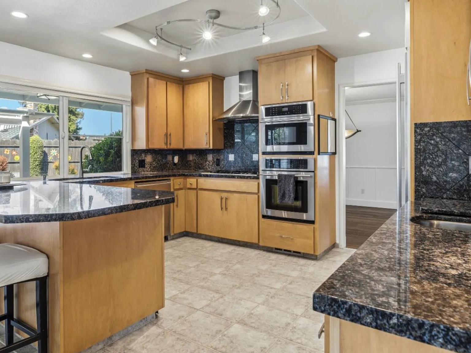 3 bed, 2960 sqft, $3,250 — Photo 4
