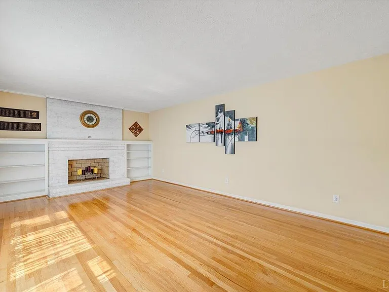 405 Oakland Cir — Photo 6