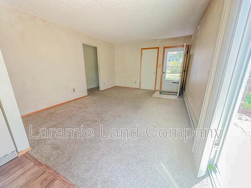 3 bed, 2.0 bath, 1043 sqft, $1,600 — Photo 3