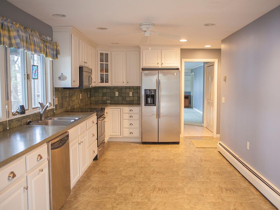 This is the view as you enter the apt from the sliding doors to the driveway. The garage entrance is on the right side opposite the refridgerator