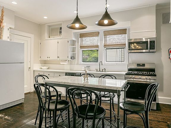 4th image of 744 Rugby Rd #1