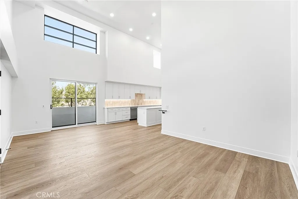 2 bed, 2.5 bath, 1610 sqft, $9,000 — Photo 3