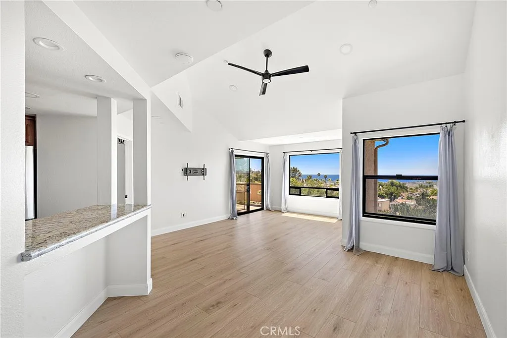 2 bed, 877 sqft, $3,700 — Photo 2