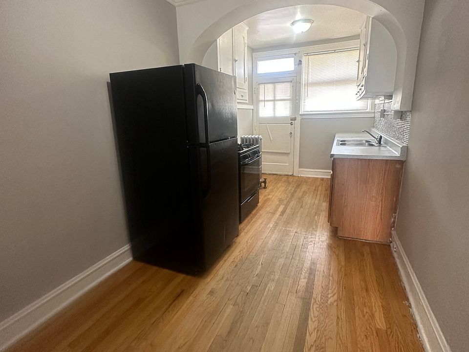1st image of 2109 Grove Ave #306