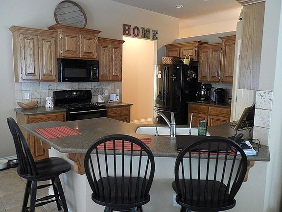 Kitchen with breakfast bar