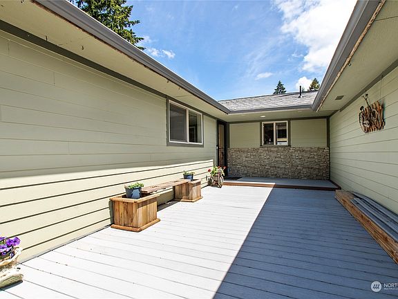 3rd image of 2906 Brentwood Drive SE