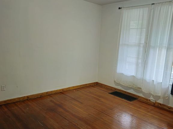 3rd image of 3209 Saratoga Ave #1