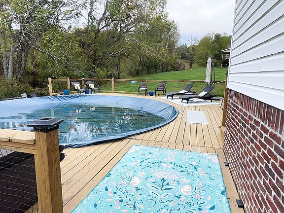 Pool/back deck
