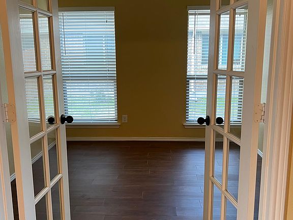 4th image of 904 Matthew Ln