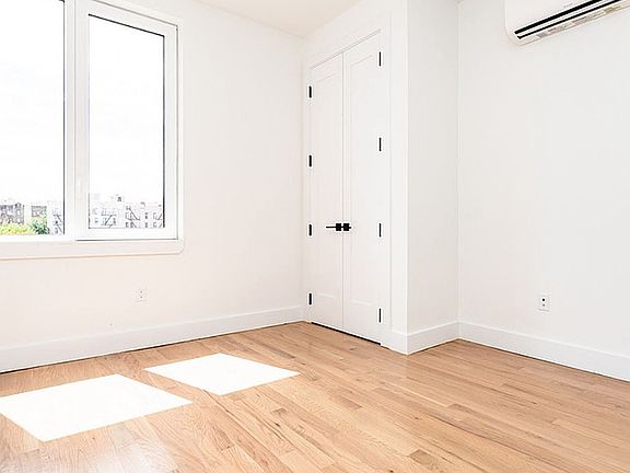5th image of 10 Bennett Ave #5I
