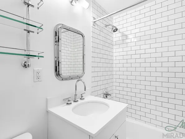 43 West 16th Street image 11 of 14