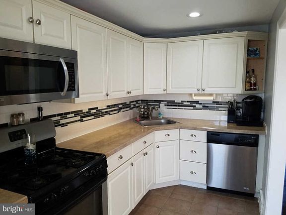 5th image of 2506 Bond Ave