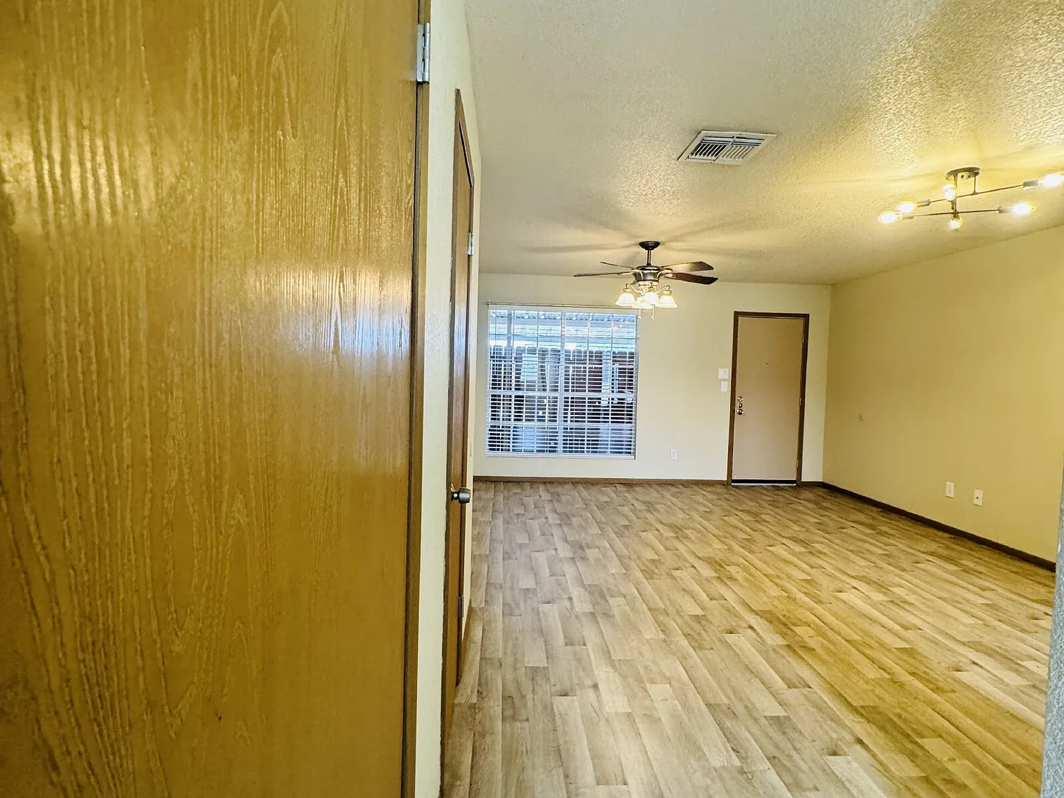 2 bed, 2.5 bath, 1088 sqft, $1,400 — Photo 3