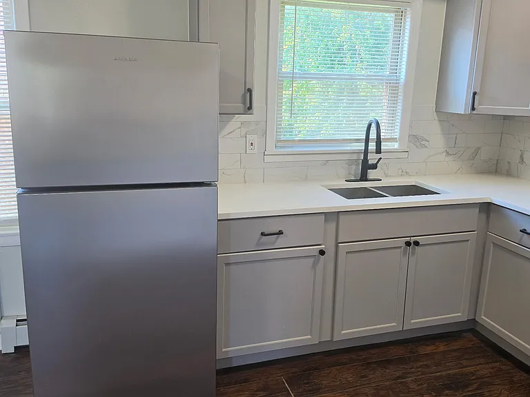 7810 S Escanaba Ave #2B — Photo 3