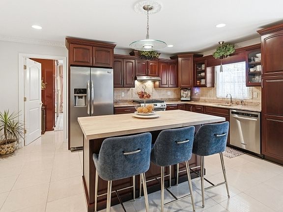 4th image of 800 Delalla Ter