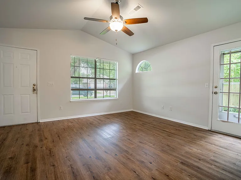1511 N Greenleaf Dr — Photo 6