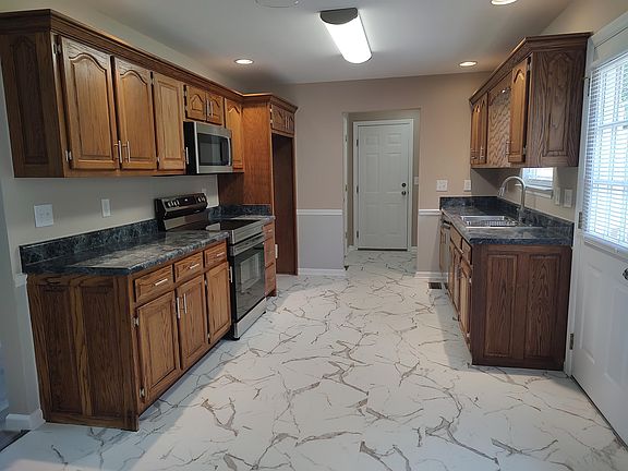 4th image of 205 Pinewood Dr