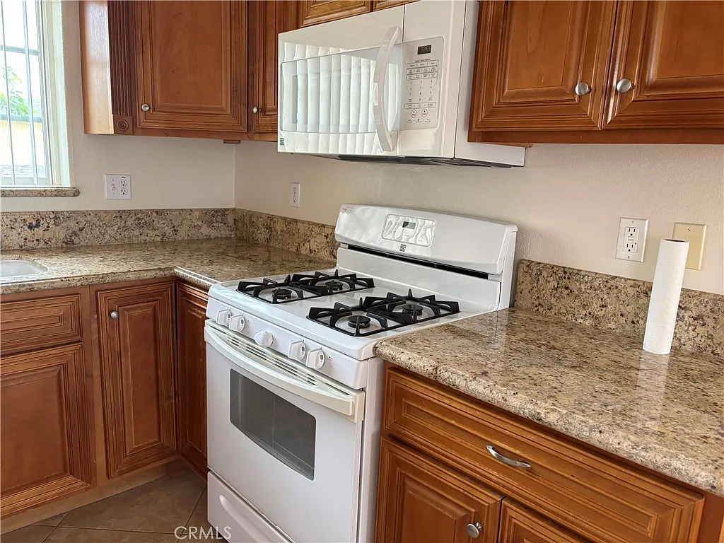 2 bed, 800 sqft, $2,700 — Photo 3