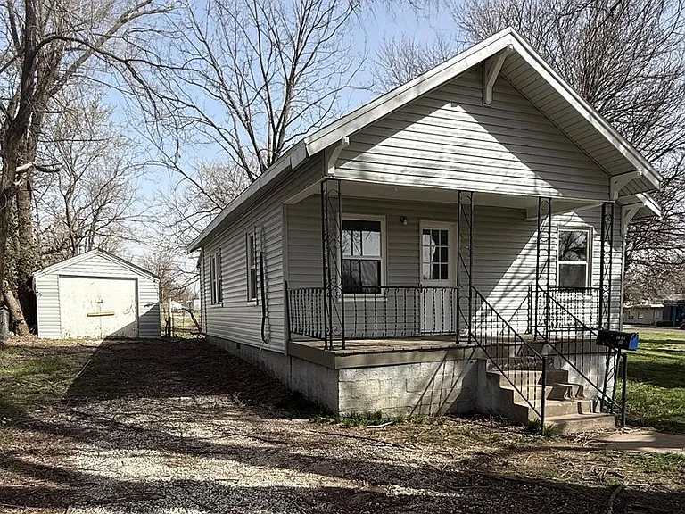1017 W Locust St — Photo 1