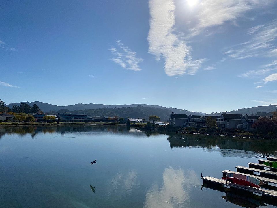 Beautiful bay and mountain views!