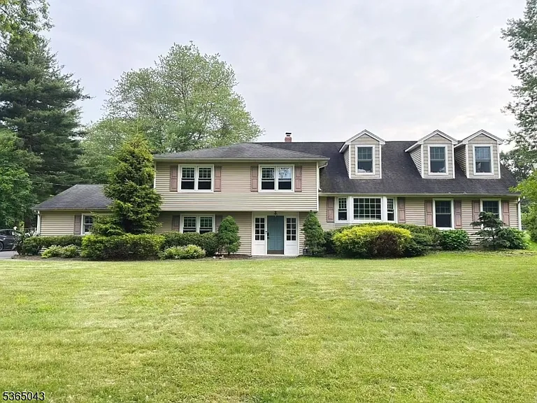 21 Meadowview Rd — Photo 1