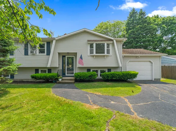 17 Chelsea Circle, Milford, CT 06460