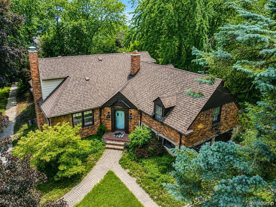 1st image of 27375 Bloomfield Dr