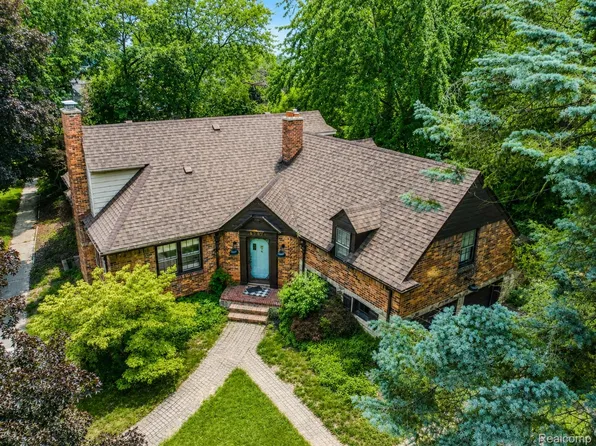 27375 Bloomfield Dr, Lathrup Village, MI 48076