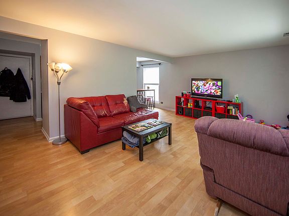 3rd image of 736 Gloucester Dr #736