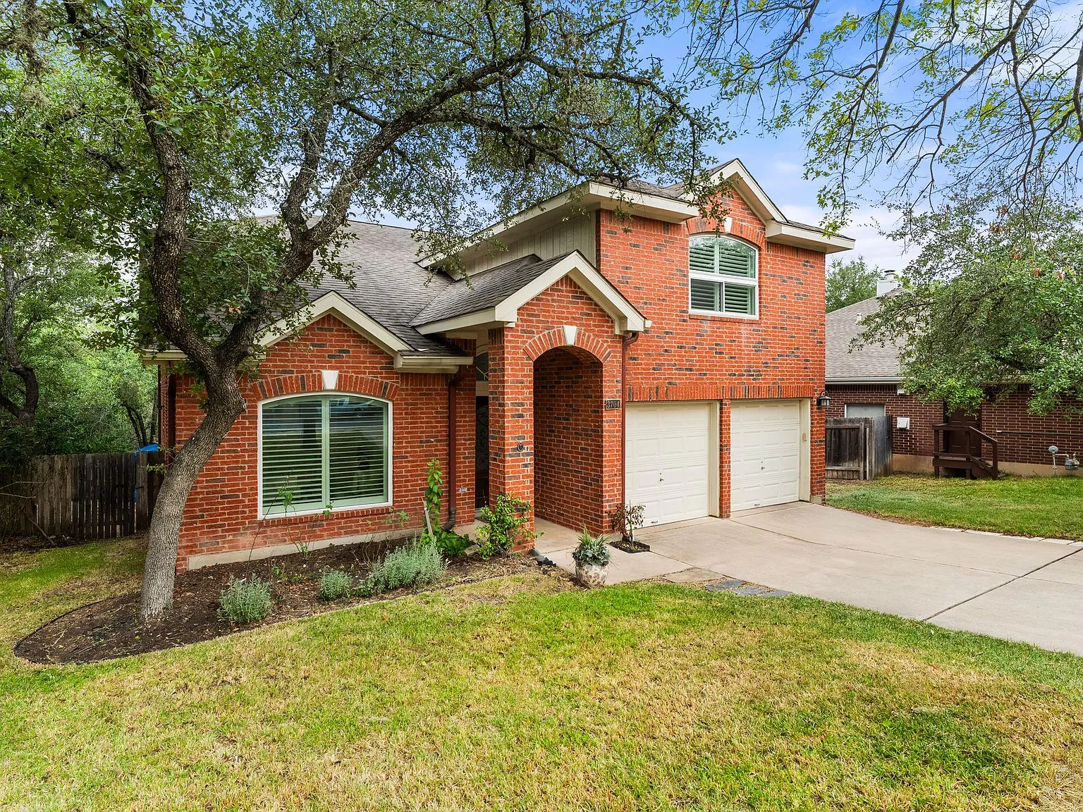 4 bed, 2.5 bath, 2282 sqft, $3,100 — Photo 3