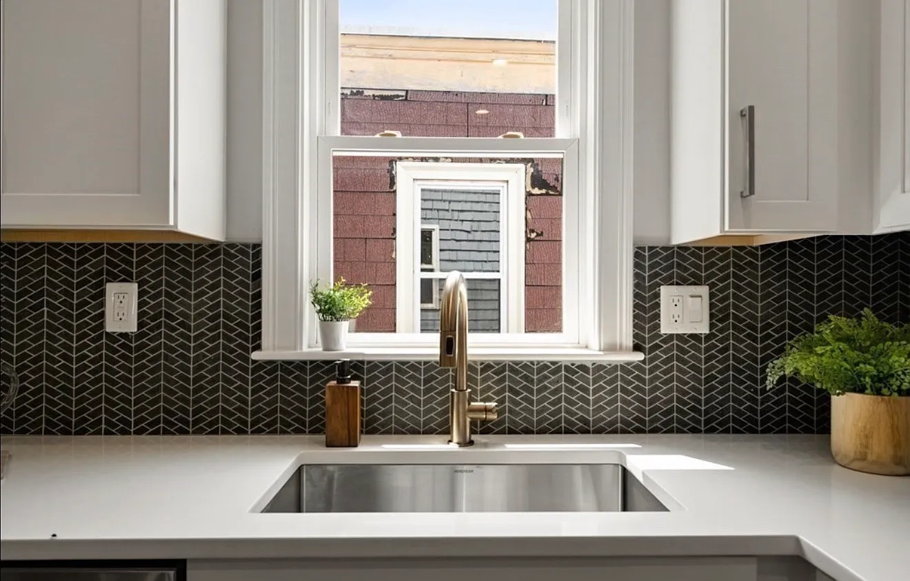 3 bed, 1100 sqft, $3,299 — Photo 3