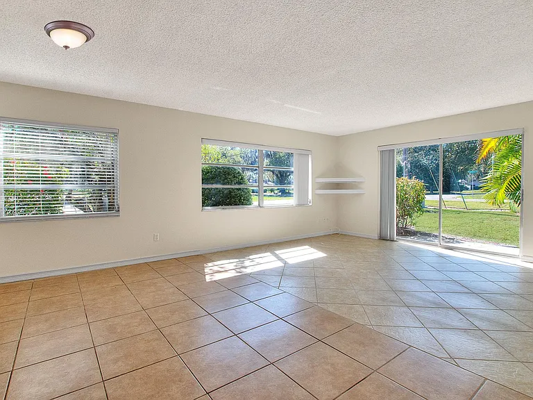220 N Idlewood Ave #101 — Photo 3
