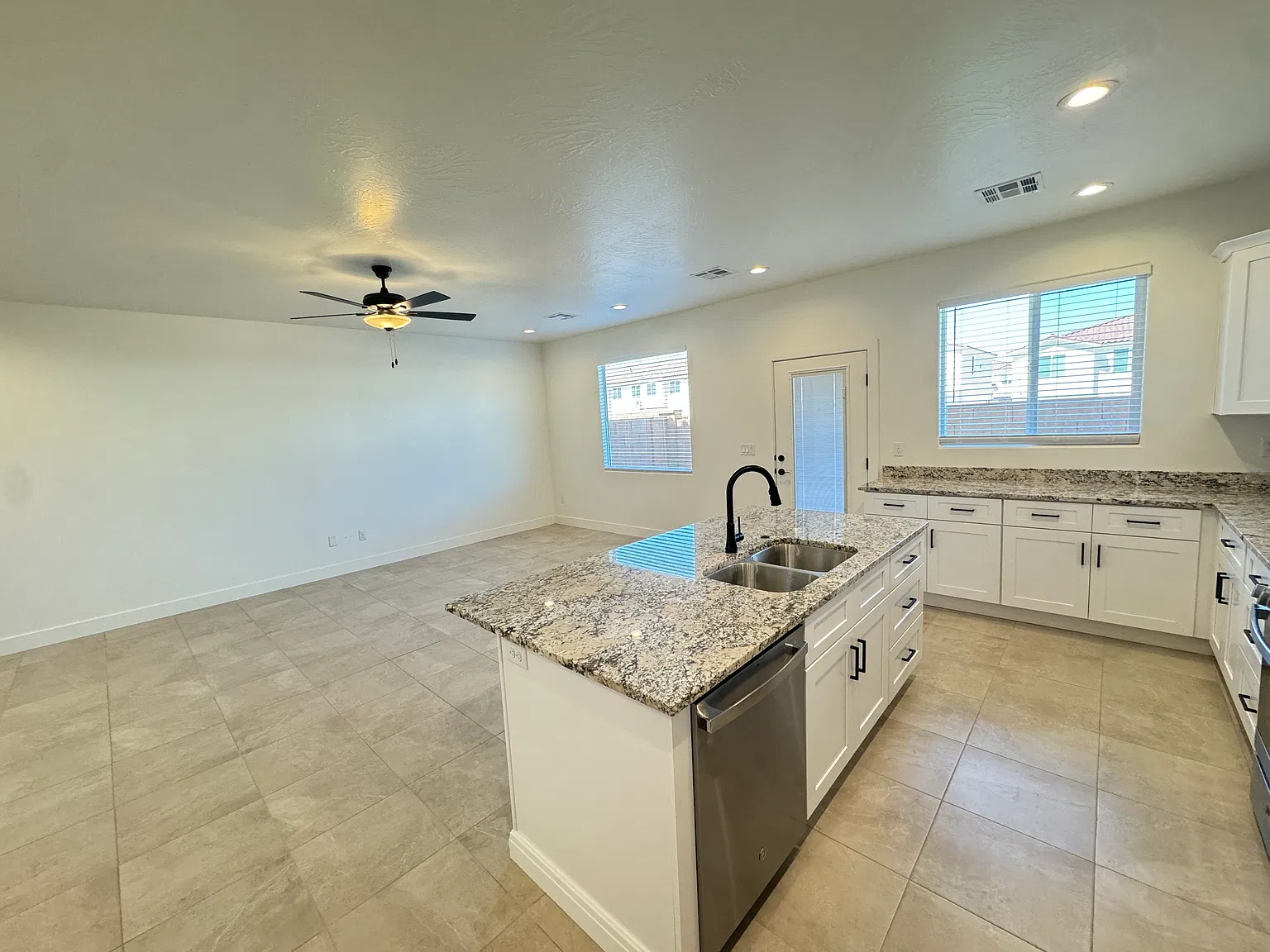 Modern End Unit Townhome! 4 Beds 2.5 Baths 2 Car Garage! — Photo 4