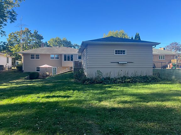 5th image of 718 Pleasant St