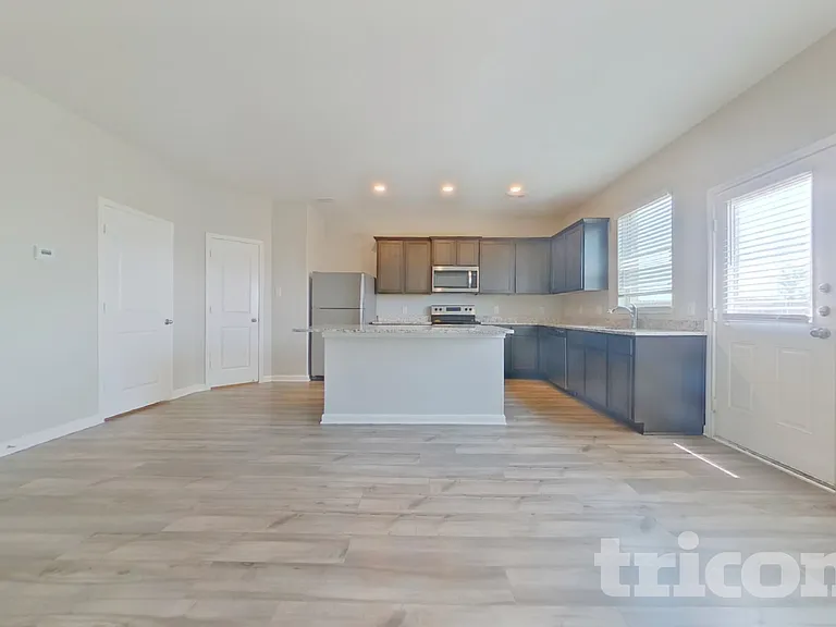 227 Drifter Dr — Photo 2