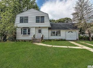 37 Hy Pl, Lake Grove, NY 11755