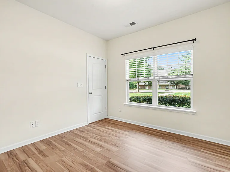 10420 Benfield Rd — Photo 15