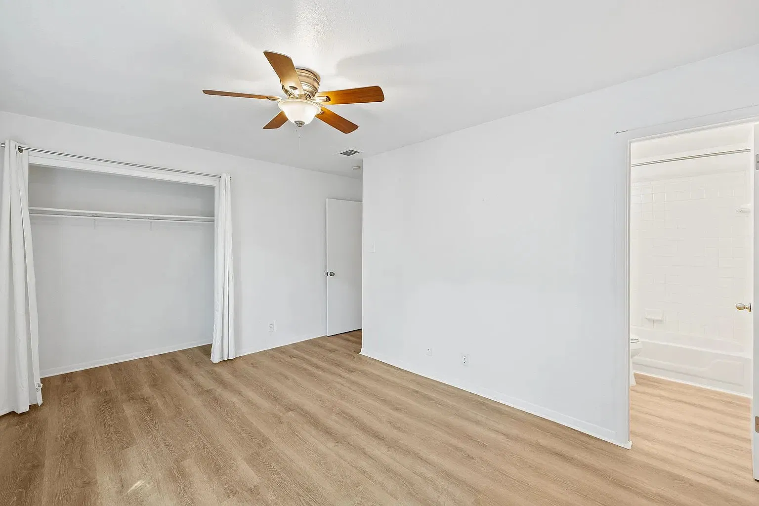 Rooms for Rent All Utilities Included | Pet-Friendly | Prime East Austin Location! — Photo 4