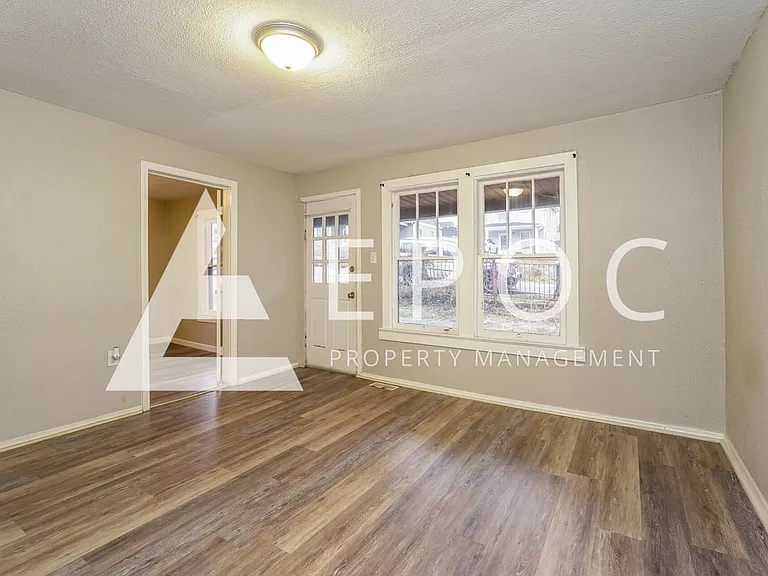 1310 Phipps Ave — Photo 6