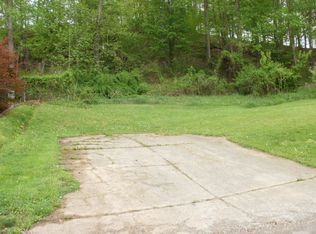 Tompkins Dr, Saint albans, WV 25177