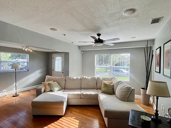 4th image of 1019 W Berry Ave