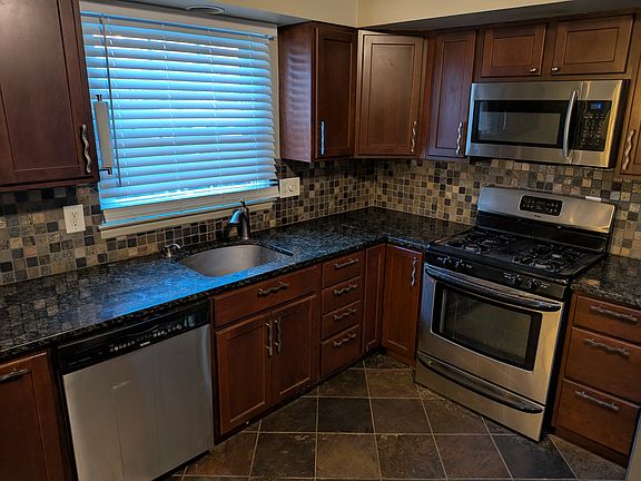 5th image of 31 Bellows Ct