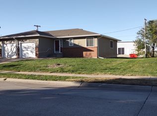 2402 E 22nd St, Fremont, NE 68025